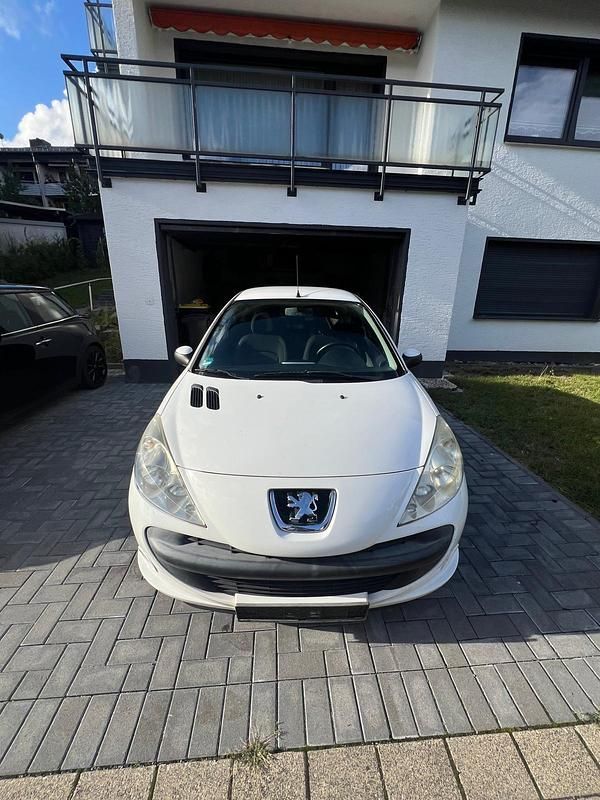 Weiß Gebraucht 2011 Peugeot 206+ Kleinwagen | 1.500 € - Bild 1/4
