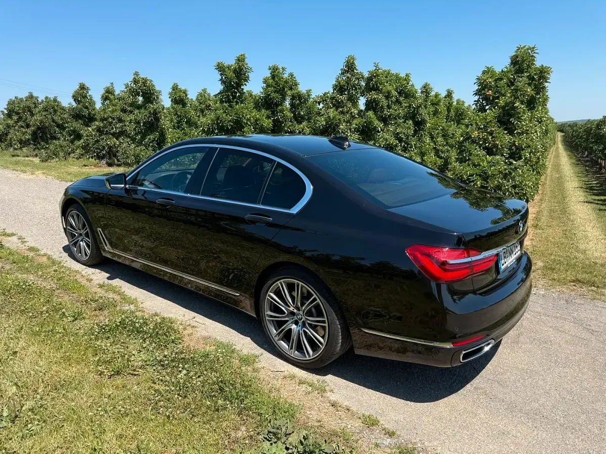 Gebraucht BMW 750 Executive 400 PS (294 kW) 2017 Braun Limousine