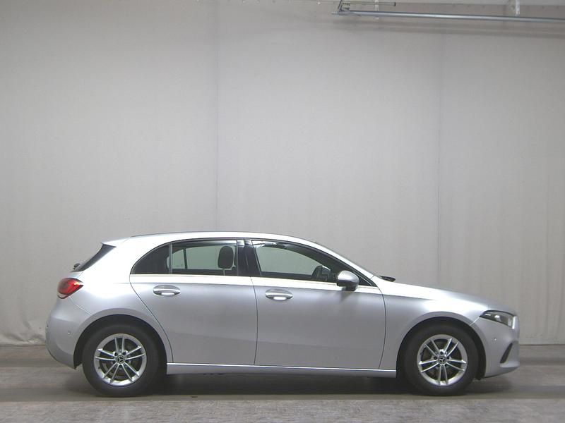 Grau Gebraucht 2020 Mercedes A200 Style Limousine | 17.980 € (Guter Preis) - Bild 1/4