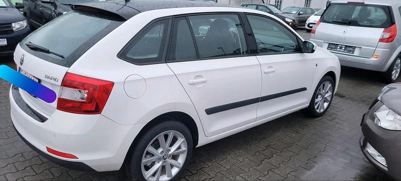Weiß Gebraucht 2013 Skoda Rapid Kombi | 8.500 € (Fairer Preis) - Bild 1/4