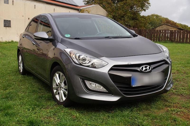Grau Gebraucht 2015 Hyundai i30 Edition Limousine | 8.000 € (Fairer Preis) - Bild 1/4