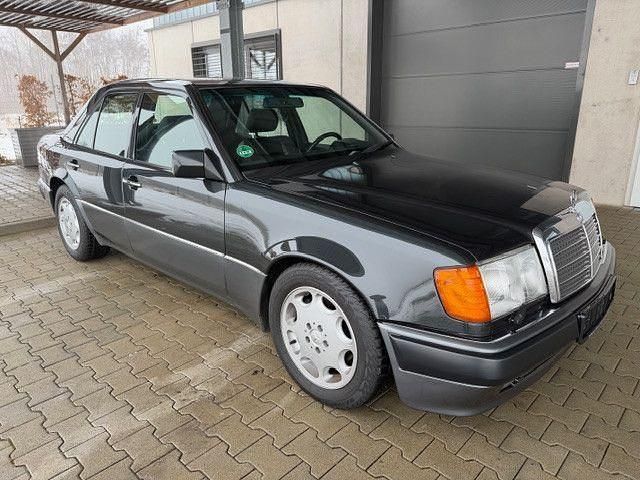 Gebraucht Mercedes E500 326 PS (239 kW) 1992 Schwarz Limousine