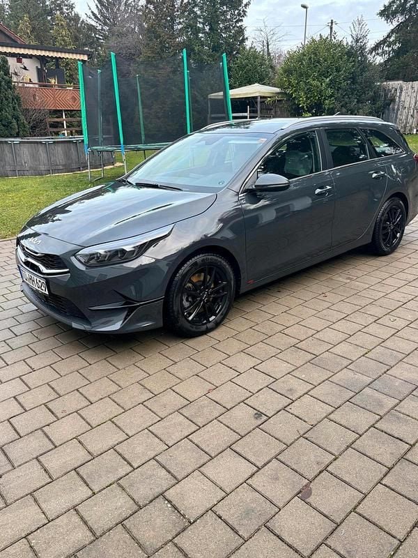 Grau Gebraucht 2024 Kia Ceed Sportswagon Kombi | 23.250 € (Fairer Preis) - Bild 1/4