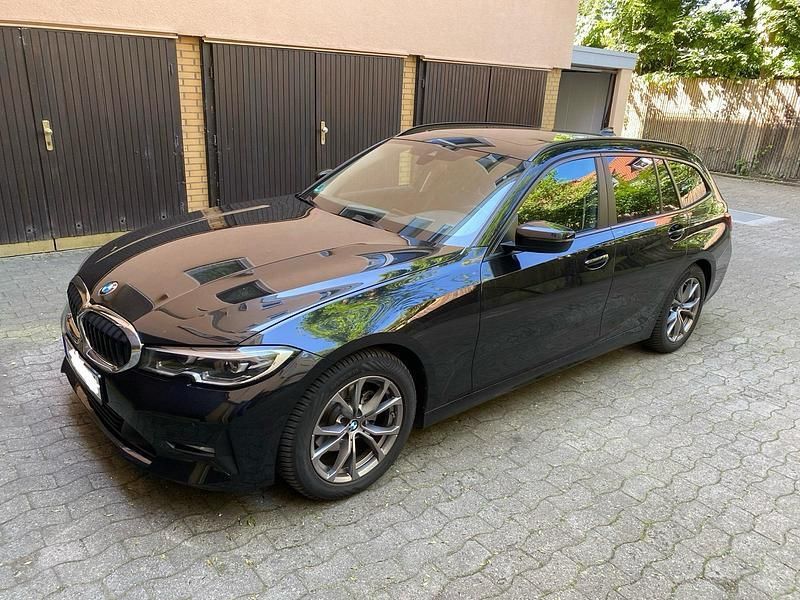 Schwarz Gebraucht 2022 BMW 320 Advantage Kombi | 29.200 € (Guter Preis) - Bild 1/3