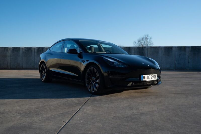 Schwarz Gebraucht 2022 Tesla Model 3 Performance Limousine | 32.840 € (Guter Preis) - Bild 1/4