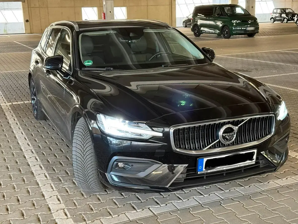 Gebraucht Volvo V60 Momentum 190 PS (139 kW) 2019 Schwarz Kombi
