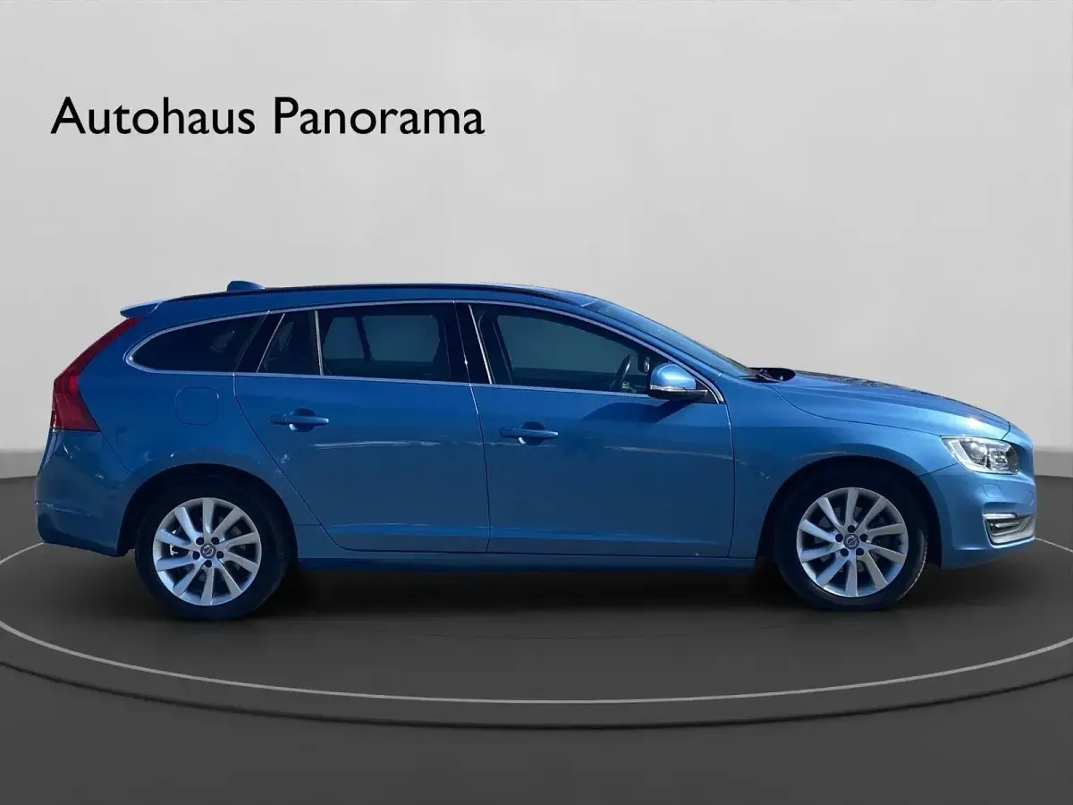Gebraucht Volvo V60 Momentum 181 PS (133 kW) 2015 Blau Kombi