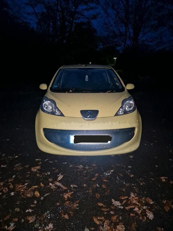 Gelb Gebraucht 2008 Peugeot 107 Kleinwagen | 1.050 € (Superpreis) - Bild 1/4