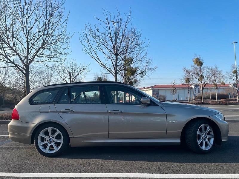 Gebraucht BMW 318 105 PS (77 kW) 2011 Grau Kombi