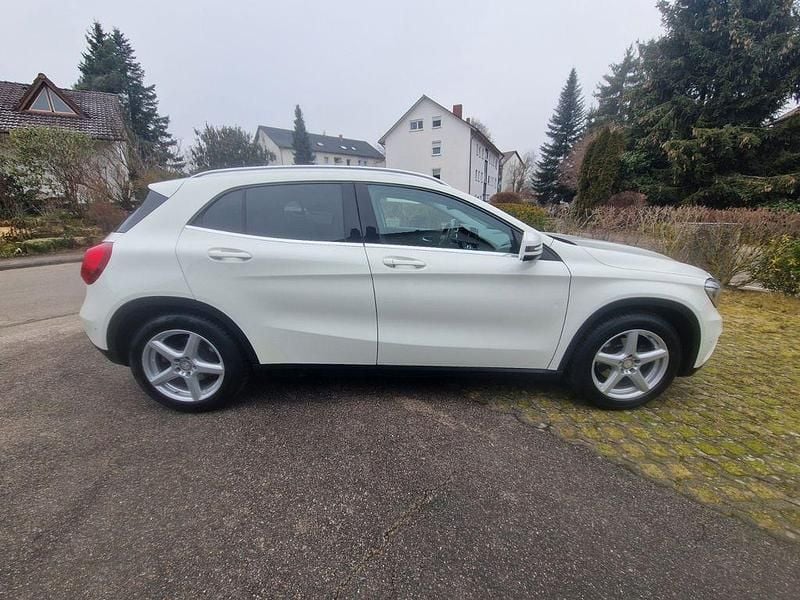 Gebraucht Mercedes GLA200 Urban 156 PS (114 kW) 2016 Weiß SUV
