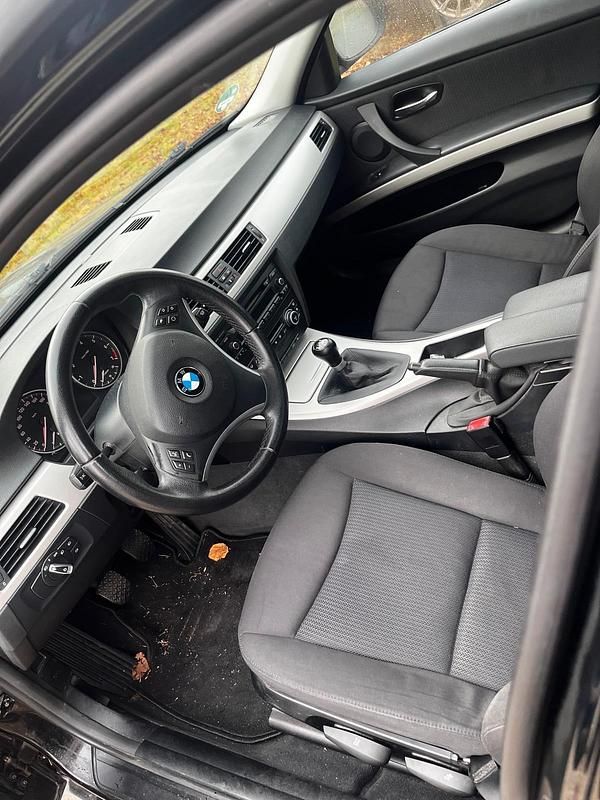 Gebraucht BMW 318 143 PS (105 kW) 2009 Schwarz Limousine