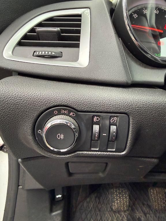 Gebraucht Opel Astra Style 120 PS (88 kW) 2014 Weiß Limousine