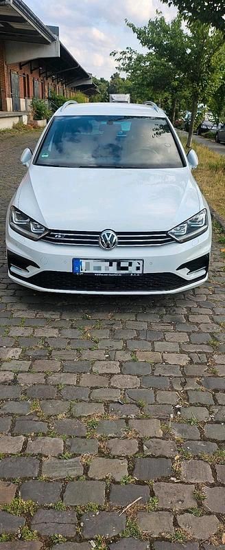 Weiß Gebraucht 2016 VW Golf Sportsvan R-line Van / Kleinbus | 15.900 € (Teuer) - Bild 1/4