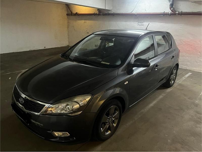 Grau Gebraucht 2010 Kia Ceed 2 Limousine | 3.650 € (Fairer Preis) - Bild 1/4