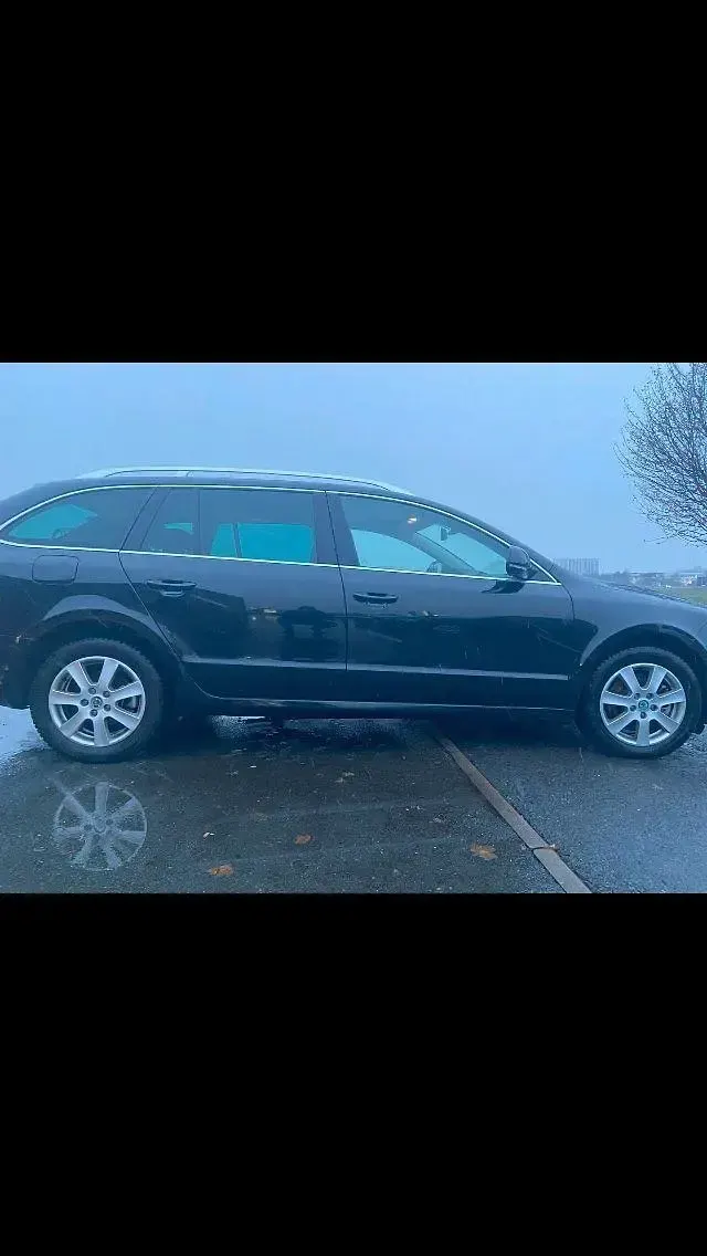 Gebraucht Skoda Superb Family 140 PS (102 kW) 2012 Schwarz Kombi