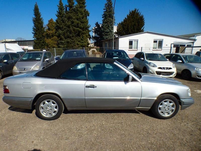 Gebraucht Mercedes E200 136 PS (100 kW) 1995 Silber Cabrio