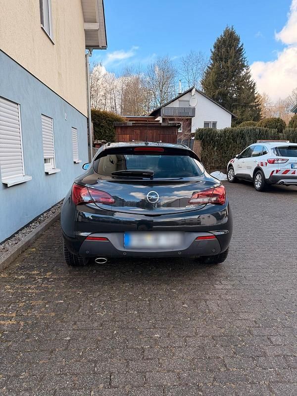 Gebraucht Opel Astra GTC 179 PS (131 kW) 2013 Schwarz Coupé