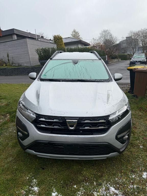 Grau Gebraucht 2022 Dacia Jogger Comfort Van / Kleinbus | 14.000 € (Superpreis) - Bild 1/4