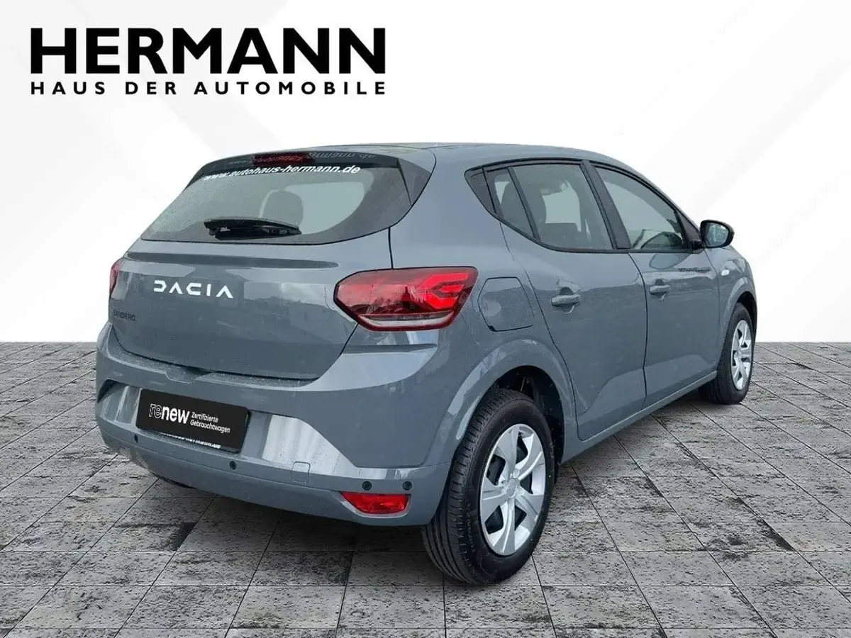 Używany Dacia Sandero Expression 91 KM (66 kW) 2025 Szary Sedan/Limuzyna