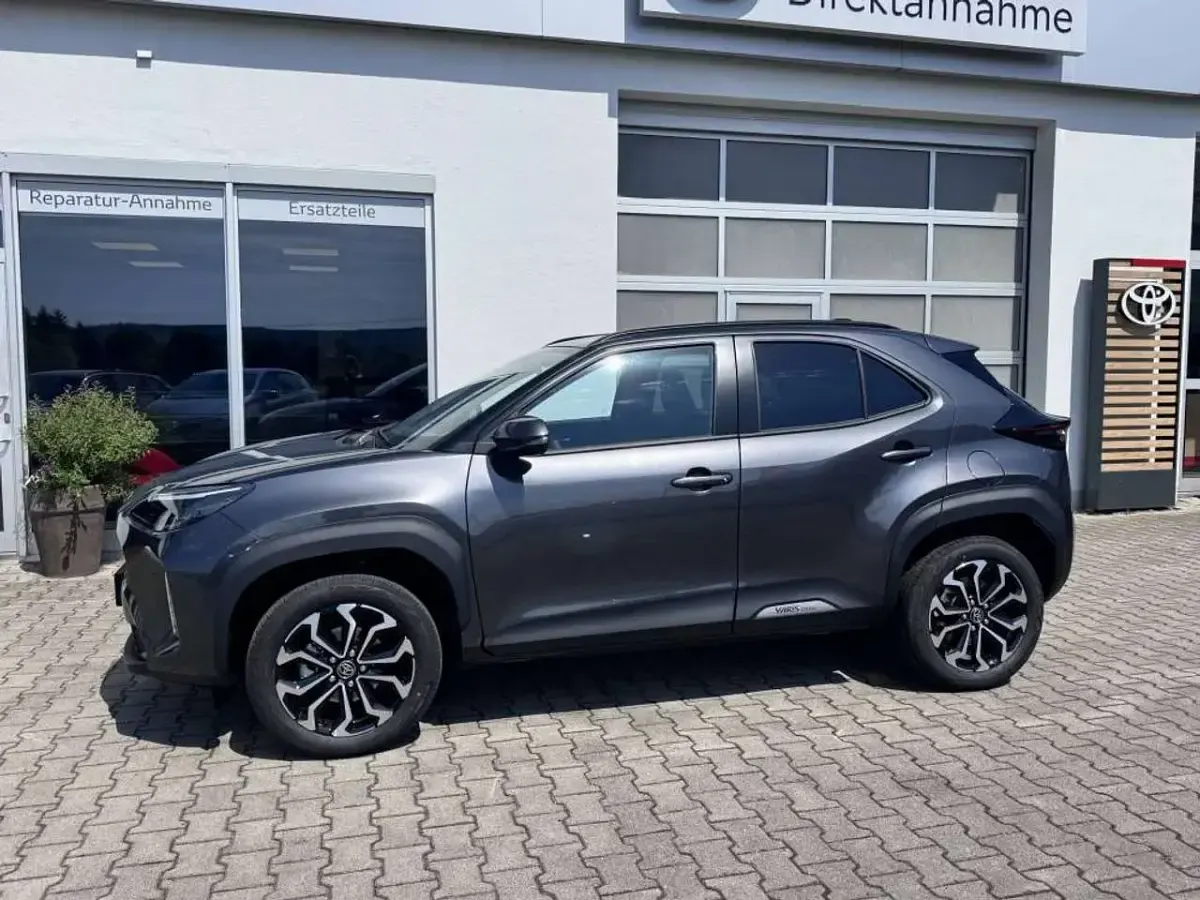 Neu Toyota Yaris Cross 131 PS (96 kW) 2026 Marlingrau metallic SUV