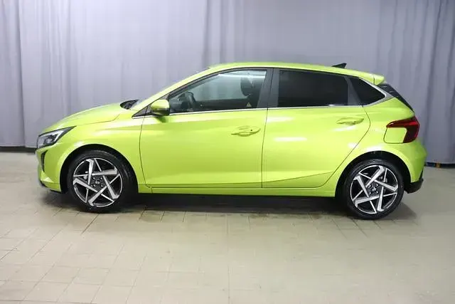 Gebraucht Hyundai i20 Trend 101 PS (74 kW) 2023 Lucid lime metallic Kleinwagen