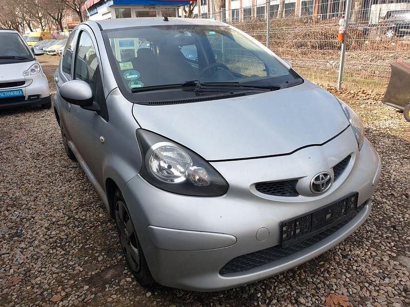 Gebraucht Toyota Aygo 68 PS (50 kW) 2006 Silber Kleinwagen