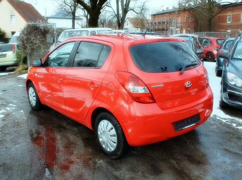 Gebraucht Hyundai i20 Edition 77 PS (56 kW) 2011 Rot Kleinwagen