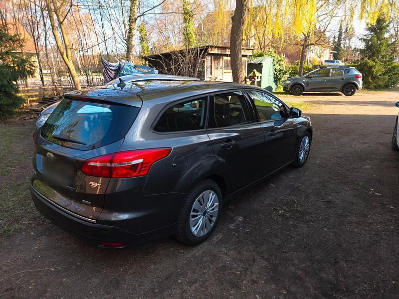 Gebraucht Ford Focus 101 PS (74 kW) 2016 Grau Kombi