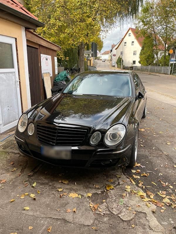 Schwarz Gebraucht 2007 Mercedes E220 Avantgarde Limousine | 9.800 € - Bild 1/4