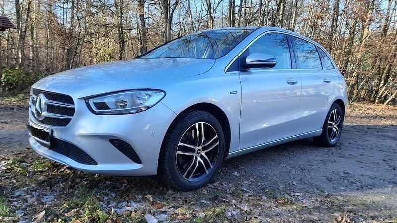 Silber Gebraucht 2021 Mercedes B250e Van / Kleinbus | 21.700 € (Superpreis) - Bild 1/4