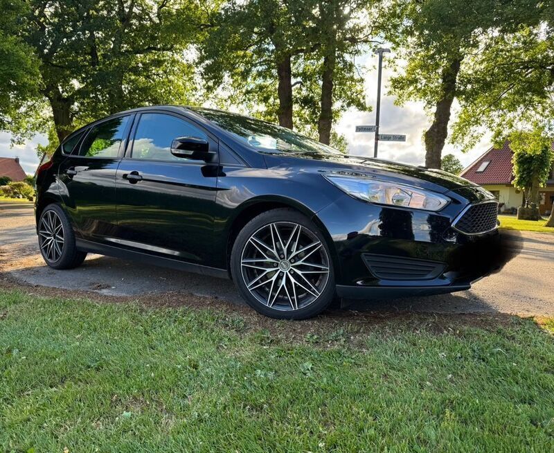 Schwarz Gebraucht 2016 Ford Focus Limousine | 5.000 € (Superpreis) - Bild 1/4