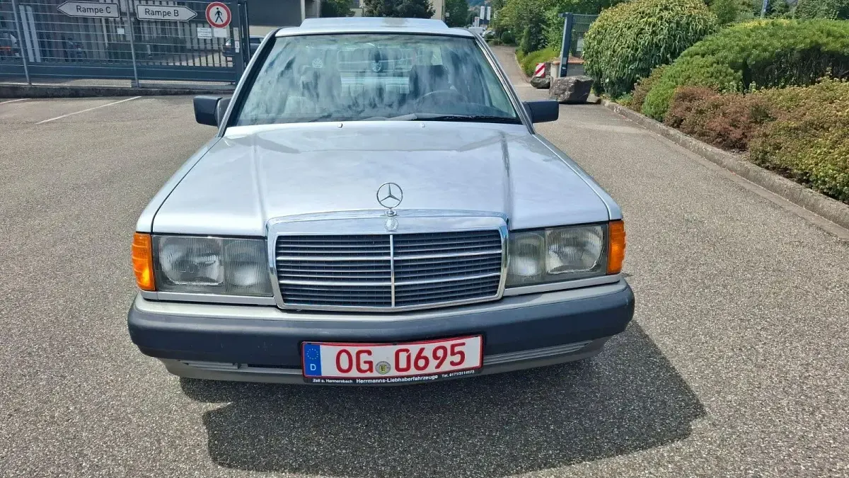 Gebraucht Mercedes 190 107 PS (78 kW) 1991 Silber Limousine
