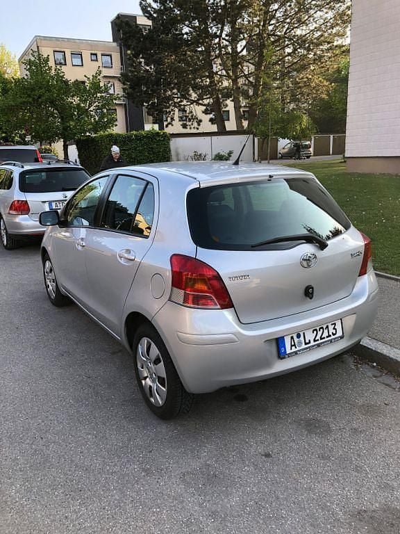 Gebraucht Toyota Yaris 69 PS (50 kW) 2009 Silber Kleinwagen