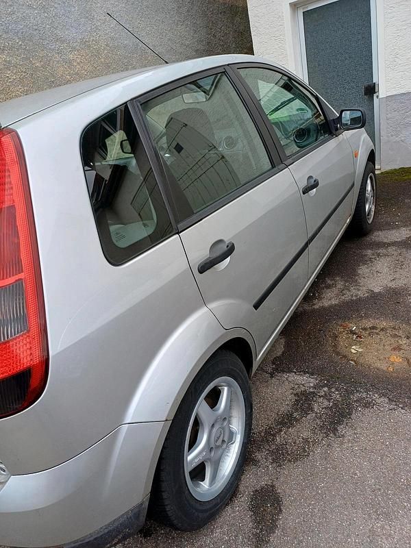 Gebraucht Ford Fiesta 60 PS (44 kW) 2003 Silber Kleinwagen