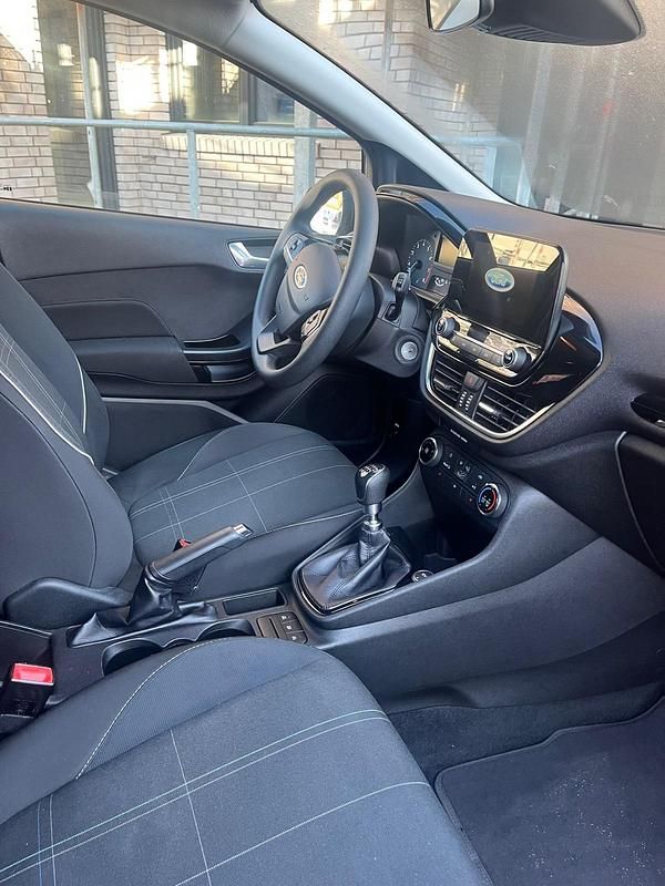 Gebraucht Ford Fiesta Cool & Connect 100 PS (73 kW) 2018 Grau Kleinwagen