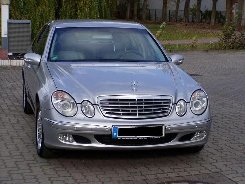 Silber Gebraucht 2003 Mercedes E270 Elegance Limousine | 11.000 € - Bild 1/4