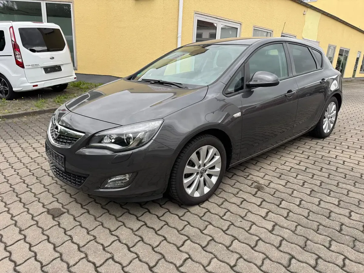 Gebraucht Opel Astra 140 PS (102 kW) 2011 Grau Limousine