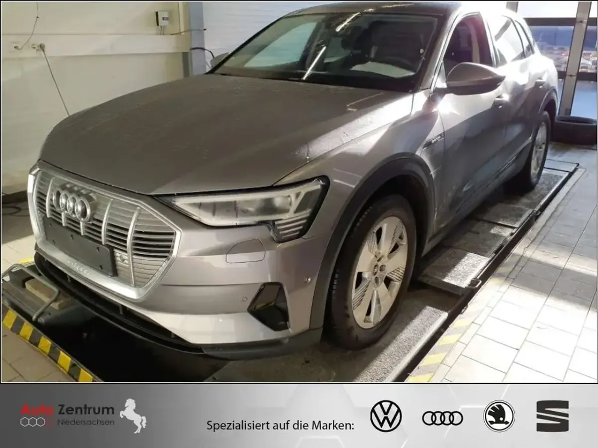 Gebraucht Audi e-tron Basis 300 kW (408 PS) 2023 Grau SUV