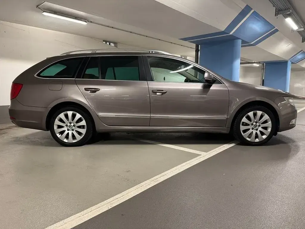 Używany Skoda Superb Elegance 140 KM (102 kW) 2012 Purpurowy Kombi