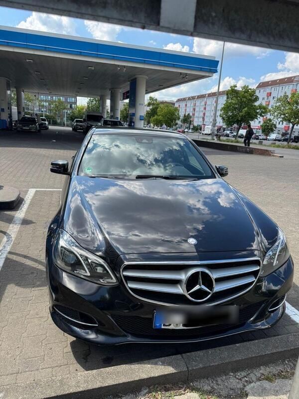 Schwarz Gebraucht 2015 Mercedes E220 Avantgarde Limousine | 14.500 € - Bild 1/4