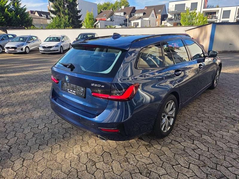 Gebraucht BMW 330e Sport Line 292 PS (214 kW) 2022 Phytonicblau Kombi