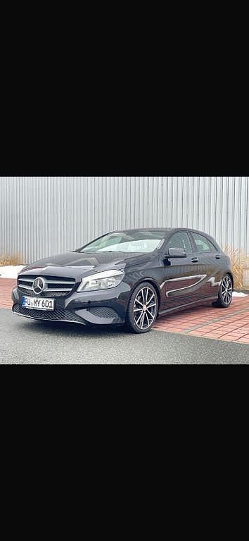 Gebraucht Mercedes A180 122 PS (89 kW) 2015 Schwarz Limousine