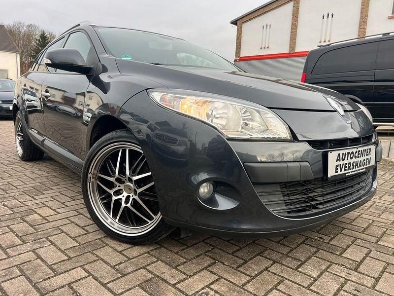Grau Gebraucht 2012 Renault Mégane III Limousine | 5.499 € (Fairer Preis) - Bild 1/4
