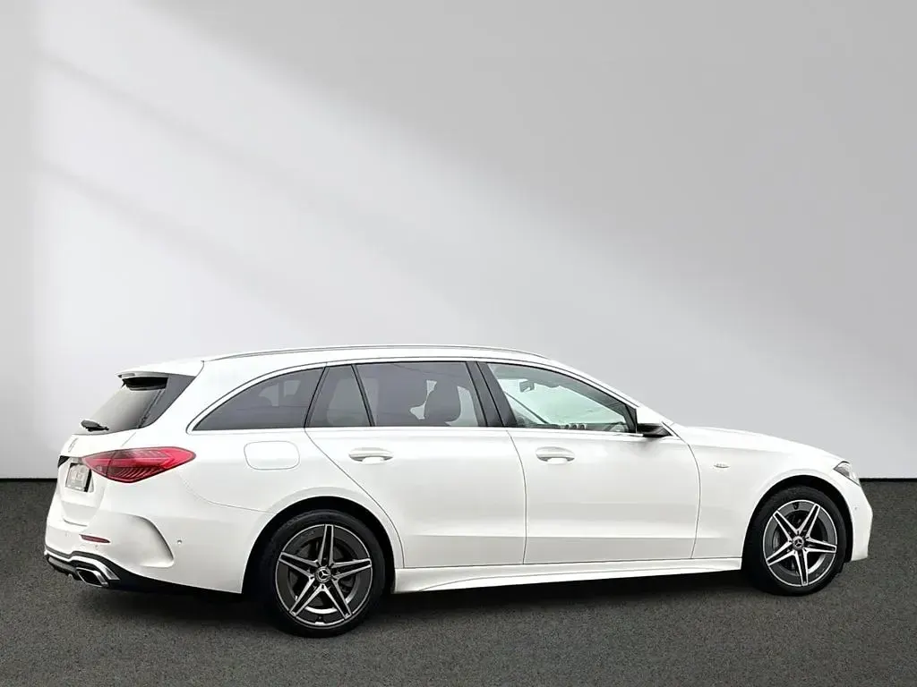 Gebraucht Mercedes C300e AMG 313 PS (230 kW) 2025 Polarweiß uni Kombi