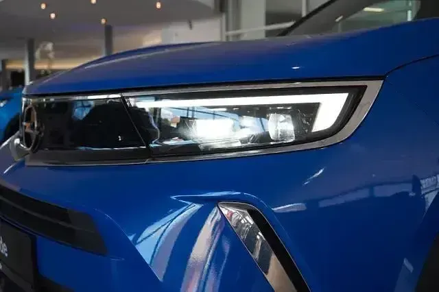 Gebraucht Opel Mokka-e Ultimate 100 kW (136 PS) 2022 Vertigo blau metallic SUV