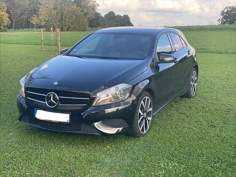 Gebraucht Mercedes A180 122 PS (89 kW) 2013 Schwarz Limousine