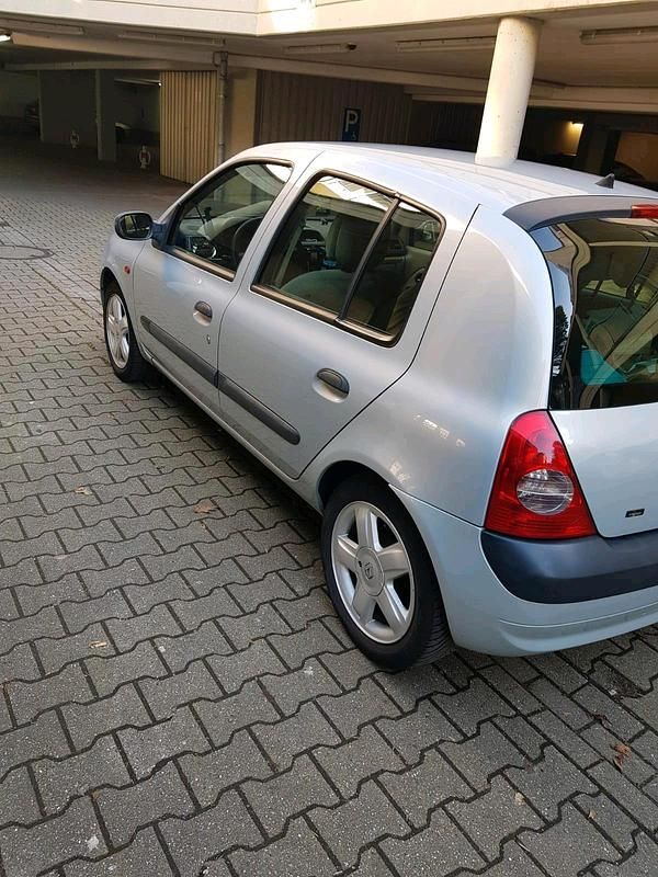 Gebraucht Renault Clio II 75 PS (55 kW) 2002 Silber Kleinwagen