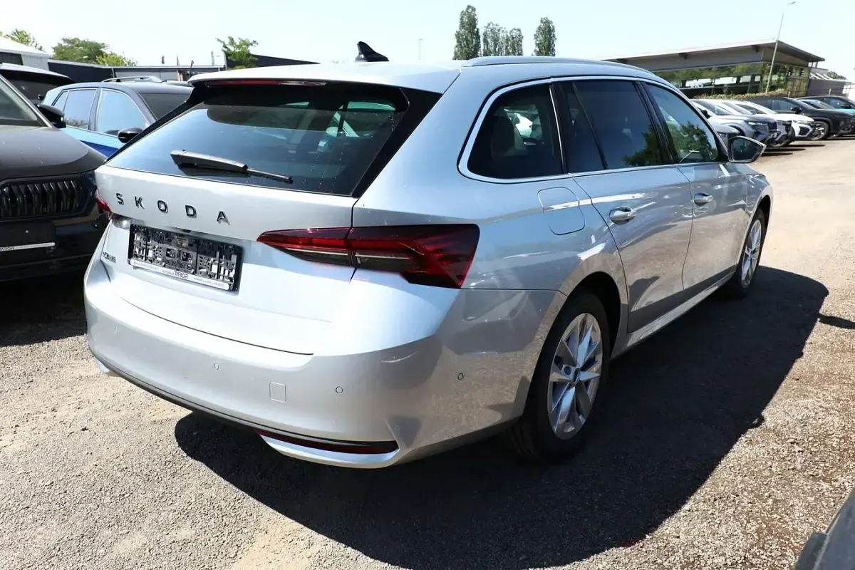 Neu Skoda Octavia Selection 150 PS (110 kW) 2025 Brillantsilber metallic Kombi