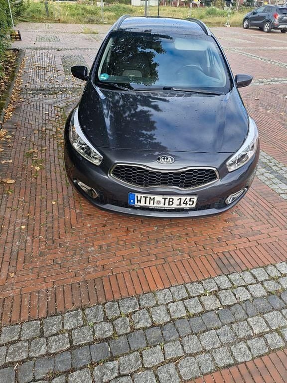 Grau Gebraucht 2014 Kia Ceed Sportswagon FIFA World Cup Edition Kombi | 4.800 € (Guter Preis) - Bild 1/4