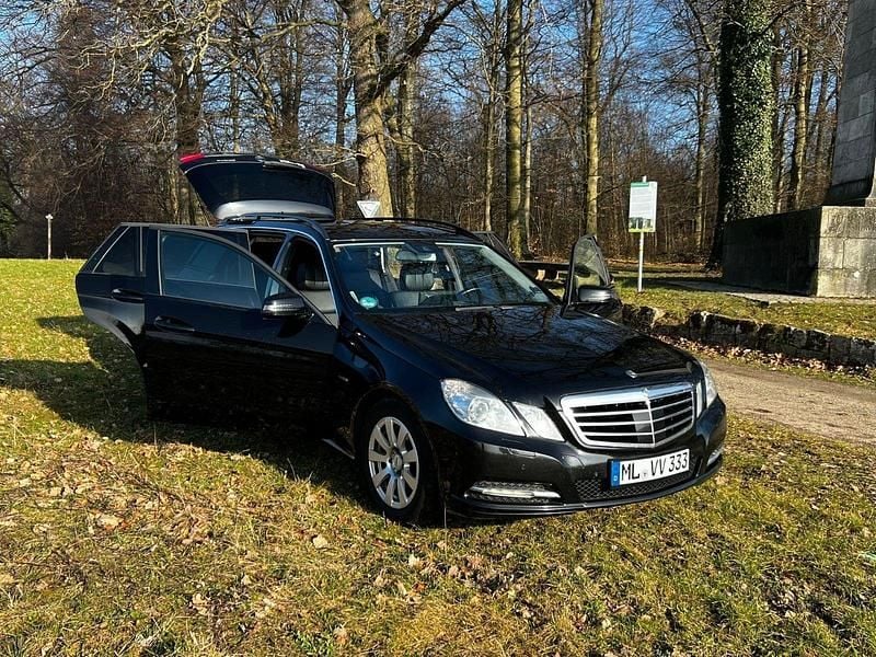 Schwarz Gebraucht 2010 Mercedes E300 Avantgarde Kombi | 7.600 € (Teuer) - Bild 1/4